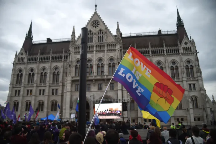 Kigyomlálja a homofób részeket a Fidesz gyerekvédelminek nevezett törvénycsomagjából a kormány új javaslata