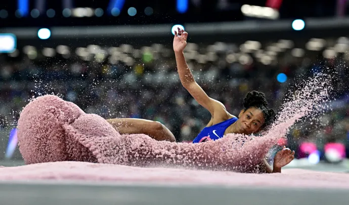 Monae' Nichols a női távolugrás döntőjében 2026. szeptember 11-én. A budapesti világdöntőn rózsaszín homok várta a távol- és a hármasugrókat – Fotó: Mónus Márton / Reuters