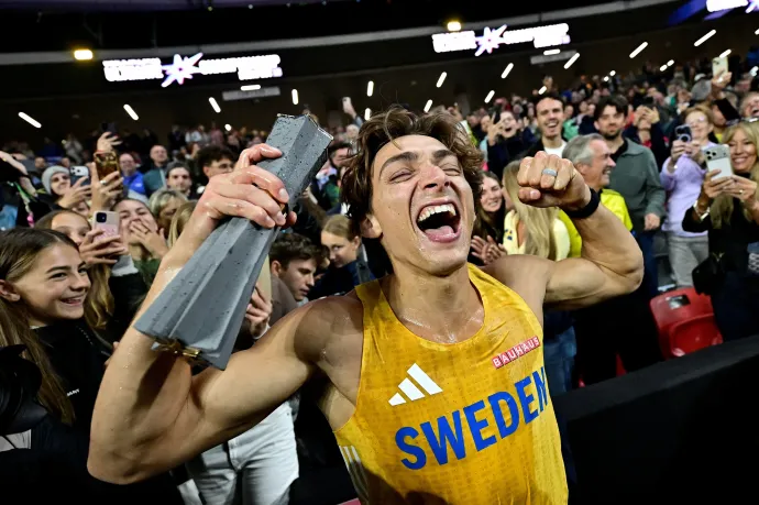 A győztes svéd Armand Duplantis a férfi rúdugrás döntőjének eredményhirdetésén a budapesti atlétikai világdöntőn a Zsivotzky Gyula Nemzeti Atlétikai Központban 2026. szeptember 11-én – Fotó: Mónus Márton / Reuters