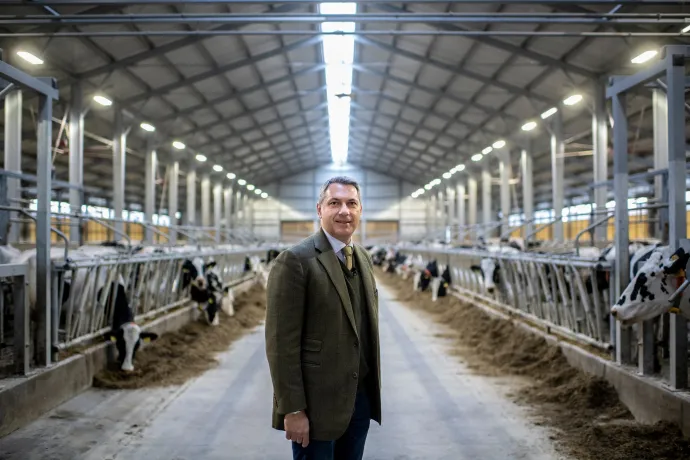 A politikából kilépő Lázár János arról posztolt, tíz év után bírságolták meg, mert engedély nélkül építkezett az erdejében