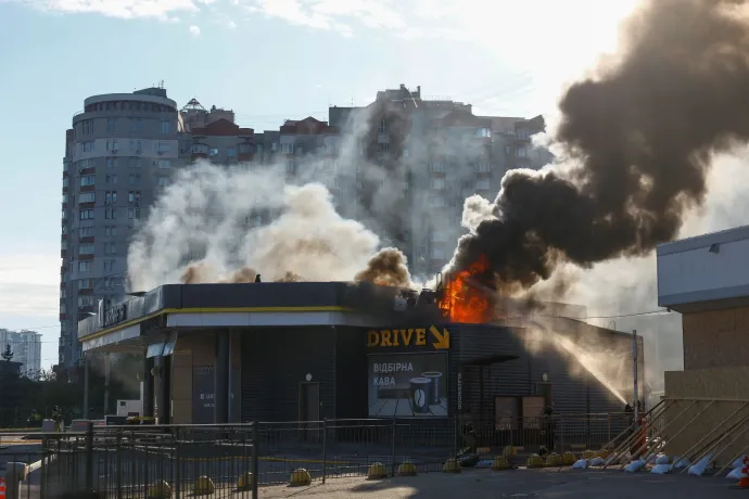Benzinkutakat lőttek az oroszok Kijevben, az ukránok orosz olajfinomítót