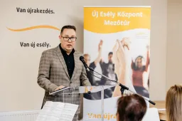Az elnök cégeivel szerződik egy magyar egyházi misszió, a piac csak lesheti a profitrátát