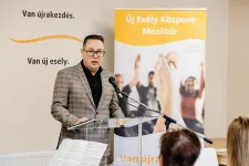 Az elnök cégeivel szerződik egy magyar egyházi misszió, a piac csak lesheti a profitrátát