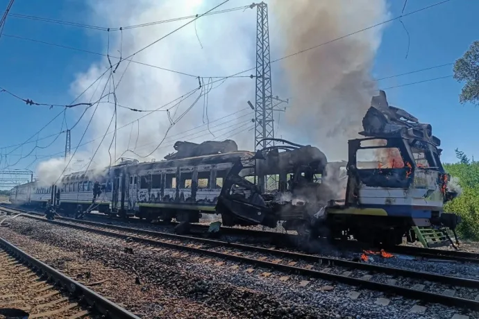 Dróntámadás miatt megsemmisült vonatkocsi Harkiv megyében 2026. szeptember 9-én – Fotó: State Emergency Service Of Ukraine / Reuters