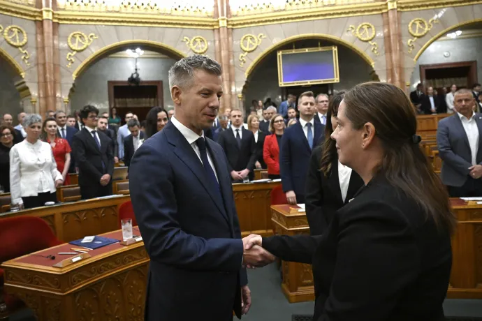 A Nemzeti Vagyonvisszaszerzési és Vagyonvédelmi Hivatal elnökének megválasztott Unger Anna Róza fogadja Magyar Péter miniszterelnök gratulációját az Országgyűlés rendkívüli ülésén, 2026. augusztus 28-án – Fotó: Hegedüs Róbert / MTI