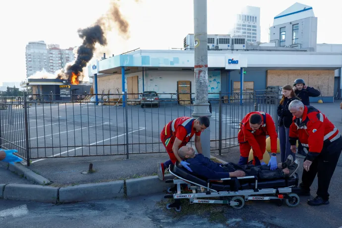 Mentősök ellátnak egy sérültet, miután dróntámadás ért egy benzinkutat szeptember 15-én Kijevben – Fotó: Valentin Ogirenko / Reuters
