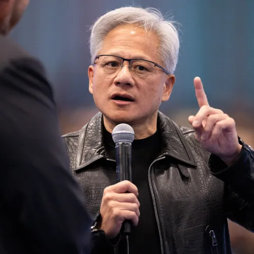 Az Nvidia vezérigazgatója szerint nincs szükség arra, hogy szabályozással lassítsák az MI-fejlesztéseket