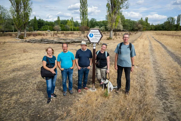 Takács Noémi, Bajor Zoltán, Bardóczi Sándor, Bata Kinga és Barabás Sándor a természetvédelmi terület határán – Fotó: Alföldi Dániel István / Telex