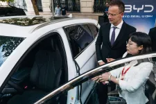 Vizsgálatot indít a Nemzetbiztonsági Bizottság Szijjártó Péter BYD-s állása miatt, meghallgatásra is behívják