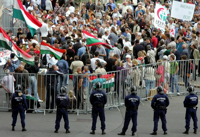 Elkordonozott tüntetők és rohamrendőrök a Kossuth téren 2006. szeptember 18-án – Fotó: Kisbenedek Attila / AFP