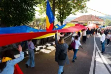 Miután felkorbácsolta a kedélyeket, közvitát kezdeményez a nemzeti lobogó megcsókolását előíró tervezetéről az AUR
