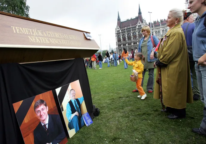 Gyurcsány Ferenc és Kunce Gábor lemondását követelő tüntetők a Kossuth téren 2006. szeptember 19-én – Fotó: Kisbenedek Attila / AFP
