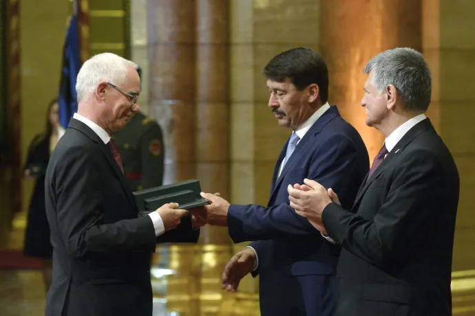 A bicskei gyermekotthon igazgatójának kitüntetése úgy csúszott át mindenkin, hogy egy tízlépcsős döntési láncban senkinek nem volt ellenvetése