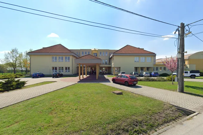 Zsitvabesenyő alapiskolája, ahova öt magyar anyanyelvű tanúló járt a 2025/26-os tanévben – Forrás: Google Street View