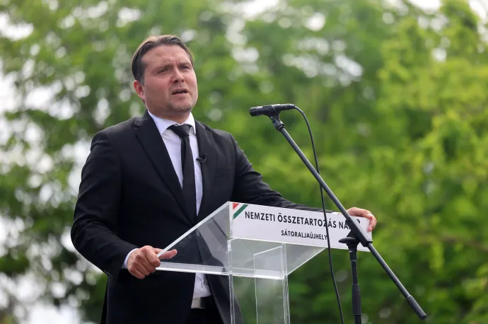 Gubík László, a szlovákiai Magyar Szövetség elnöke beszédet mond a nemzeti összetartozás napján a Rákóczi Szövetség hatvan Kárpát-medencei középiskola mintegy ezer diákja részére szervezett rendezvényén Sátoraljaújhelyen, a Magyar Kálvárián 2026. június 4-én – Fotó: Vajda János / MTI