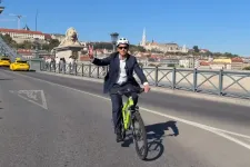 Magyar Péter biciklizés közben mondta el, hogy miről tárgyalt ma a kormány