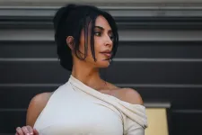 Kim Kardashian 1 eurós kártérítést kapott, a hotel recepciósa 109 ezer eurót a 2016-os fegyveres ékszerrablás után