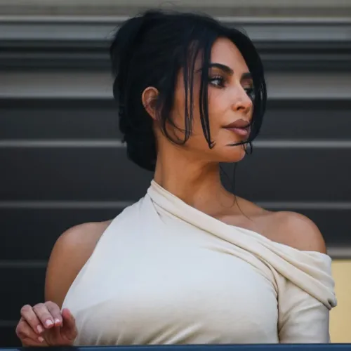 Kim Kardashian 1 eurós kártérítést kapott, a hotel recepciósa 109 ezer eurót a 2016-os fegyveres ékszerrablás után