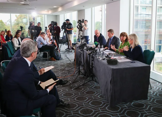 John Swinney skót kormányfő, a Skót Nemzeti Párt (SNP) vezetője, Rhun ap Iorweth walesi miniszterelnök, a Plaid Cymru párt vezetője, Mary Lou McDonald, a legnagyobb északír katolikus párt, a Sinn Féin elnöke és Michelle O'Neill, Észak-Írország miniszterelnöke, a Sinn Féin elnökhelyettese (b-j) sajtótájékoztatót tart a Cardiffban rendezett találkozójukat követően 2026. szeptember 14-én – Fotó: Jon Rowley / EPA / MTI
