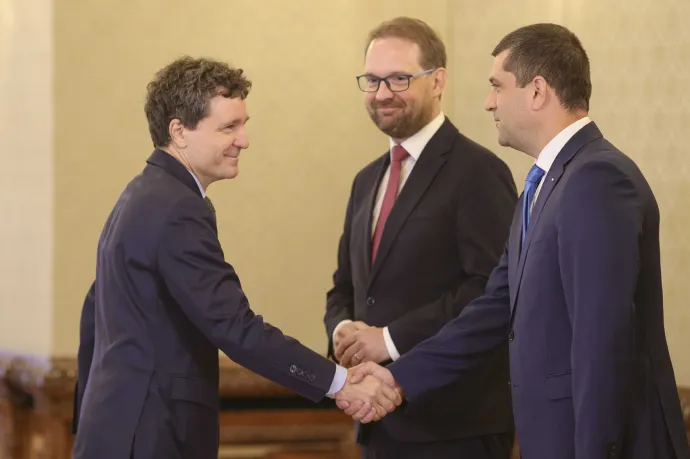 Nicușor Dan államfő Dominic Fritz és Radu Miruță USR-politikusokkal – Fotó: Octav Ganea / INQUAM Photos / Octav Ganea