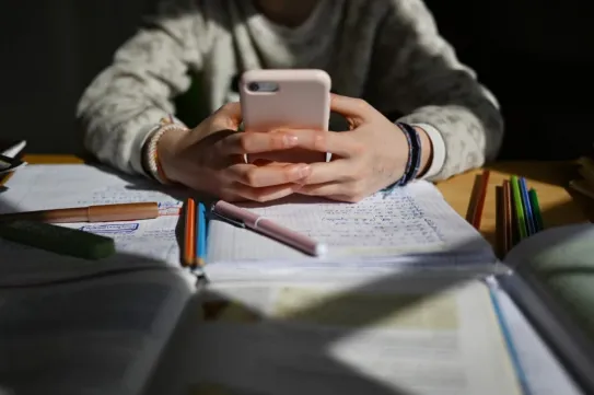 Kizárnák a 13 év alattiakat a közösségi médiából az EU-ban, közben teljes iskolai mobiltilalmat sürgetnek Romániában
