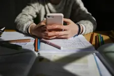 Kizárnák a 13 év alattiakat a közösségi médiából az EU-ban, közben teljes iskolai mobiltilalmat sürgetnek Romániában
