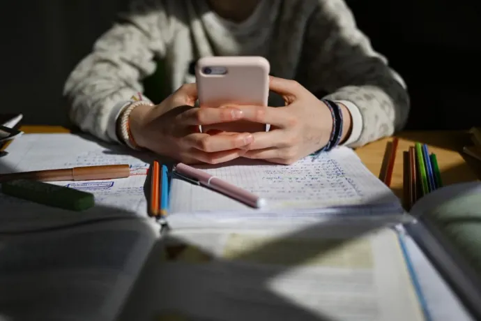 Kizárnák a 13 év alattiakat a közösségi médiából az EU-ban, közben teljes iskolai mobiltilalmat sürgetnek Romániában