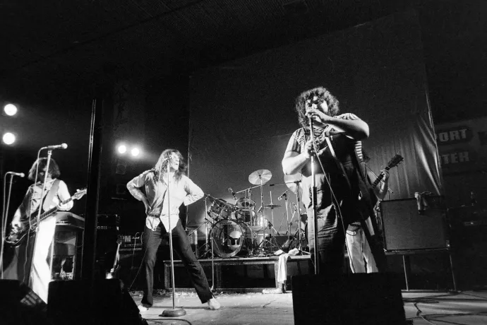 Hobo Blues Band koncertje a tiszaligeti sportcsarnokban 1981-ben. Középen csípőre tett kézzel Földes László Hobo, jobb szélen Deák Bill Gyula – Fotó: Gábor Viktor / Fortepan