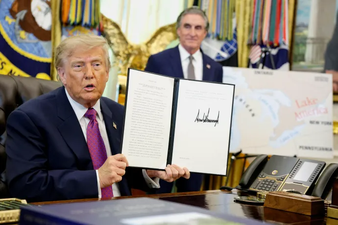 Donald Trump 2026. augusztus 27-én aláírta azt az elnöki rendeletet, ami az Ontario-tó nevét Amerika-tóra változtatja – Fotó: Evan Vucci / Reuters