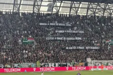 Pénzbüntetést kapott a Fradi a szurkolóik fenyegető molinója miatt