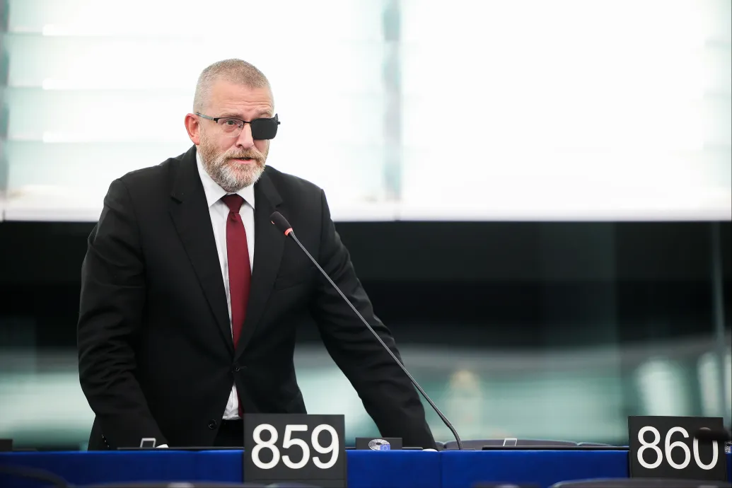 720-ból négy EP-képviselő, köztük a menórát oltó lengyel szélsőjobbos mondott nemet a drogcsempészek elleni közös harcra