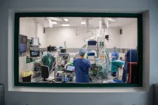 Több pénzzel, kötelező küszöbértékekkel enyhítené az uniós egészségügyi létszámhiányt az EP