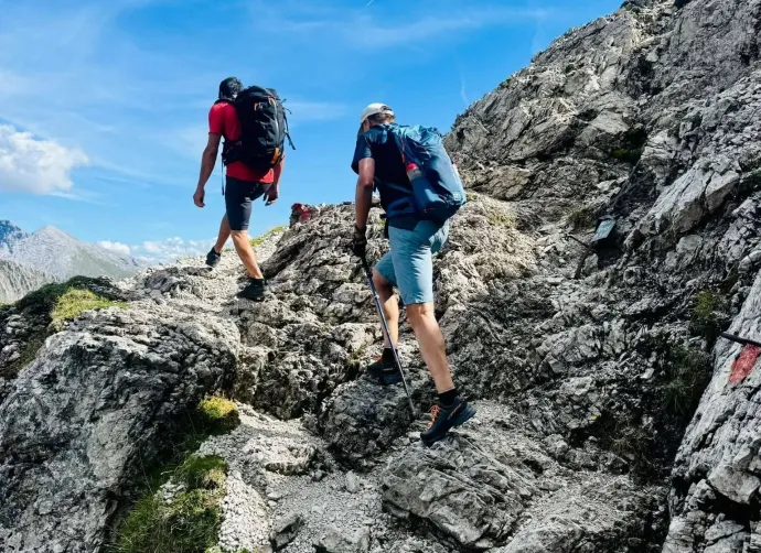 A két hegyimentő úton a nehéz terepen a túrázó felé – Fotó: Bergrettung Seefeld/Reith