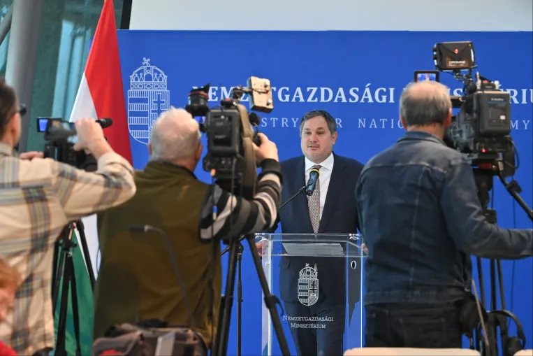 Állami garanciát tettek egy rakás magyar cég gigahitelei mögé, és ez mindannyiunknak fájhat, ha a NER-cégek lejtőre kerülnek