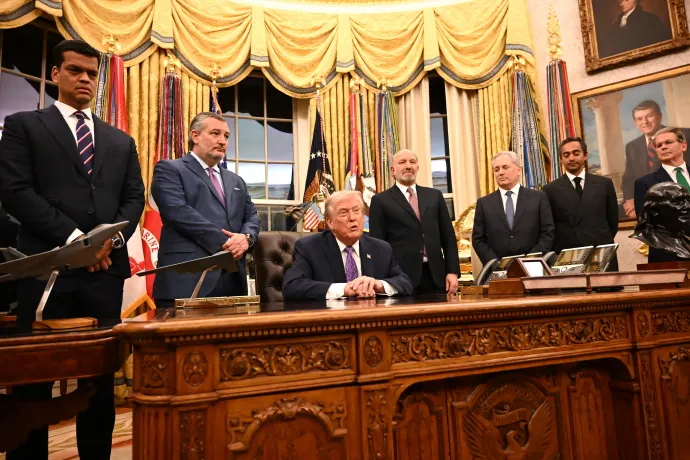Donald Trump beszél az Ovális Irodában azon az aláírási ceremónián, amelyen rendelettel korlátozta az államok mesterségesintelligencia-szabályozási jogkörét 2025. december 11-én – Fotó: Alex Wroblewski / AFP