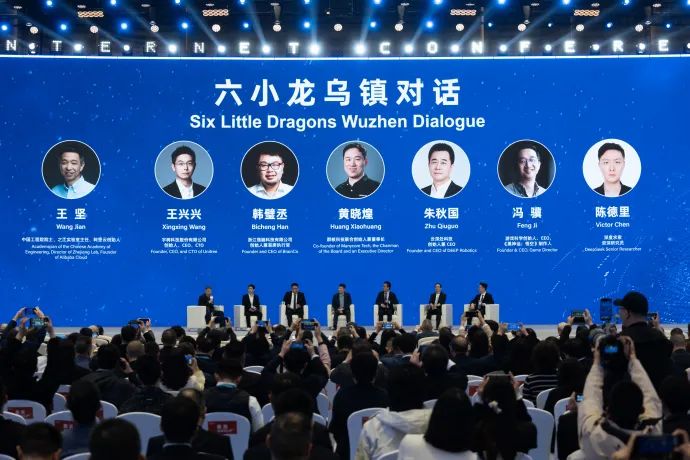 A legnagyobb kínai technológiai vállalatok vezetői a 2025-ös World Internet Conference panelbeszélgetésén az MI jövőjéről és szabályozásáról beszélgetnek 2025. november 7-én – Fotó: Wu Junyi / China News Service / Getty Images