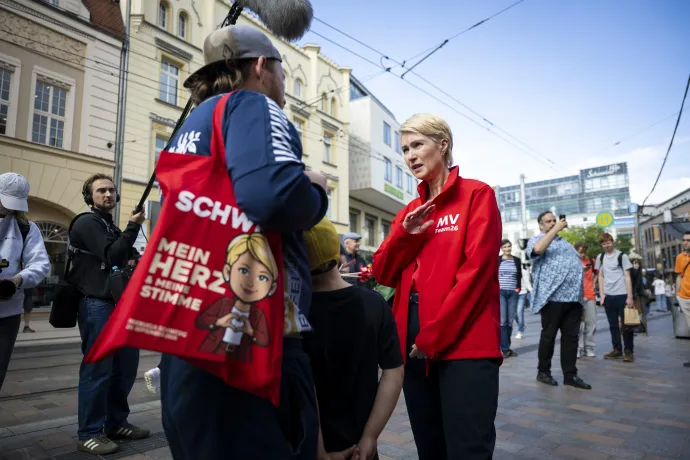 Manuela Schwesig a támogatóival beszélget Schweinben 2026. szeptember 12-én – Fotó: Philip Dulian / dpa / Getty Images