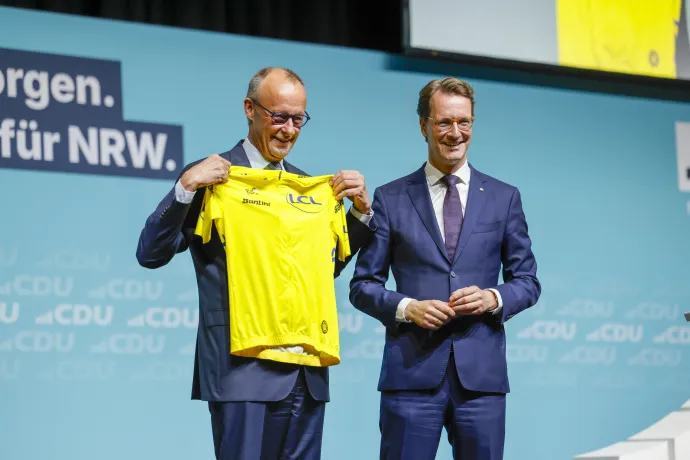Friedrich Merz és Hendrik Wüst a CDU észak-rajna-vesztfáliai kongresszusán Düsseldorfban, 2026. július 4-én – Fotó: Thomas Banneyer / dpa / AFP