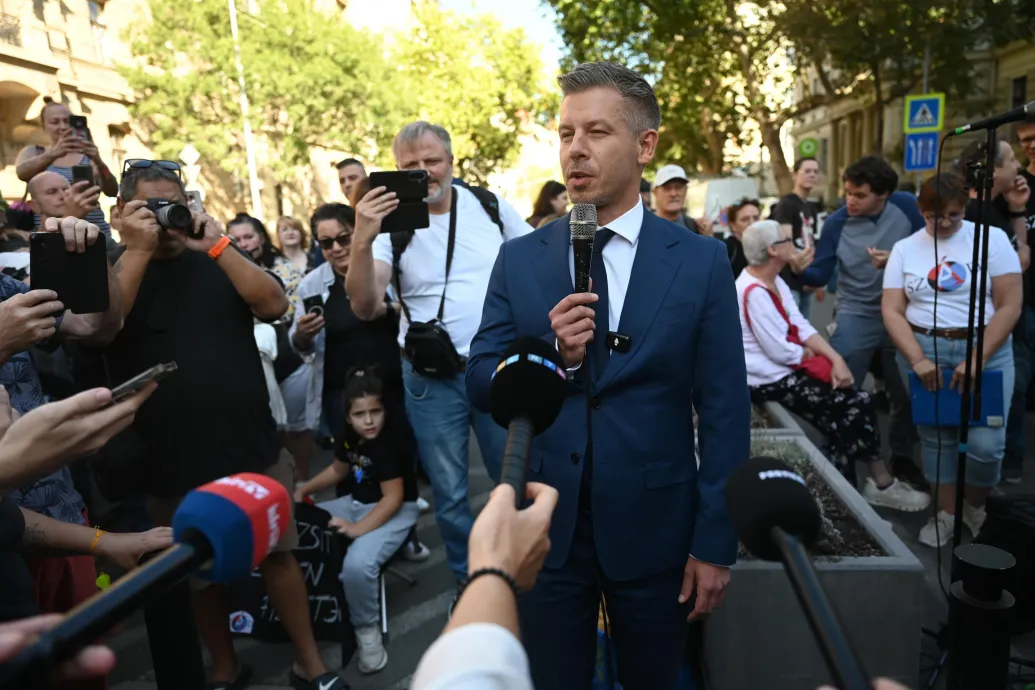 A Miniszterelnökség előtt tüntettek a szociális ágazat dolgozói, Magyar Péter átvette a követeléseiket