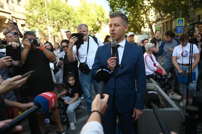 A Miniszterelnökség előtt tüntettek a szociális ágazat dolgozói, Magyar Péter átvette a követeléseiket