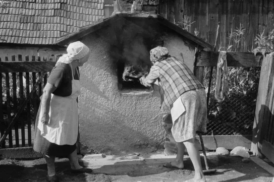A legfinomabb a káposztalapin sült kenyér volt – egy hagyományos kenyérsütés története 1991-ből