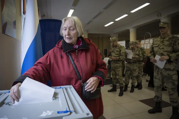 Szavazás Moszkvában – Fotó: Natalia Kolesnikova / Anadolu / Anadolu via AFP