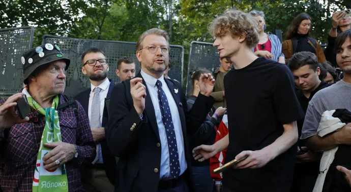 A Jabloko egyik vezetője, Nyikolaj Ribakov az orosz legfelsőbb bíróság épülete előtt, ahol újabb fellebbezést adott be a liberális párt indulását megakadályozó döntés ellen 2026. augusztus 17-én – Fotó: Tatyana Makeyeva / AFP