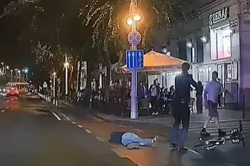 Egy turistát gyanúsít a rendőrség azzal, hogy ájultra vert egy járókelőt a Nagykörúton