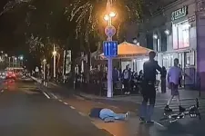 Ájultra vertek egy férfit péntek éjszaka a Vígszínházzal szembeni zebrán, egy rendőr azonnal fegyvert rántott