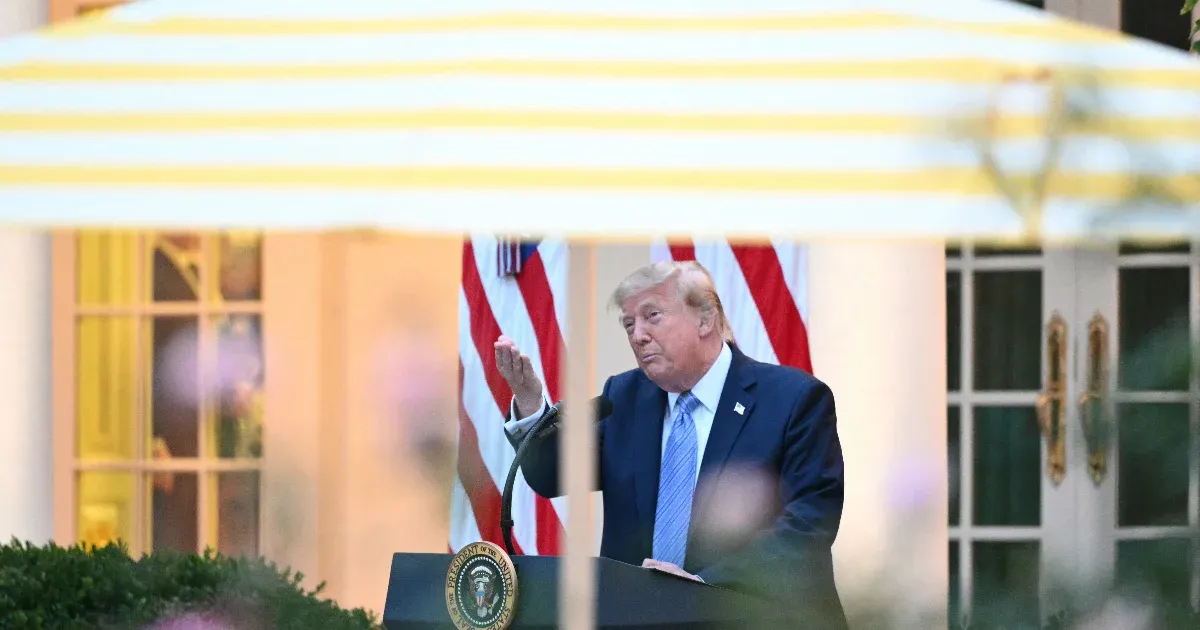 Trump kitiltotta a CNN, az MS NOW és a Politico újságíróit a Fehér Házból Trump kitiltotta a CNN, az MS NOW és a Politico újságíróit a Fehér Házból