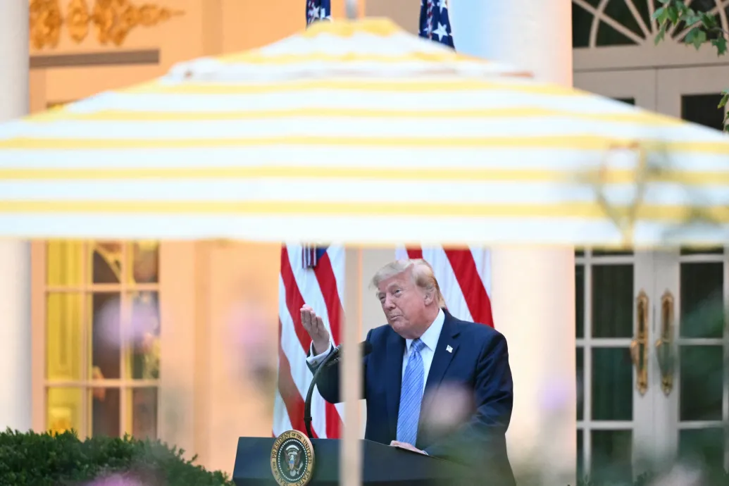 Kitiltották a CNN, az MS NOW és a Politico újságíróit a Fehér Házból