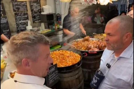 Lelocsolták Magyar Pétert Szekszárdon, a miniszterelnök bukott orbáni harcosnak nevezte az őt leöntő férfit