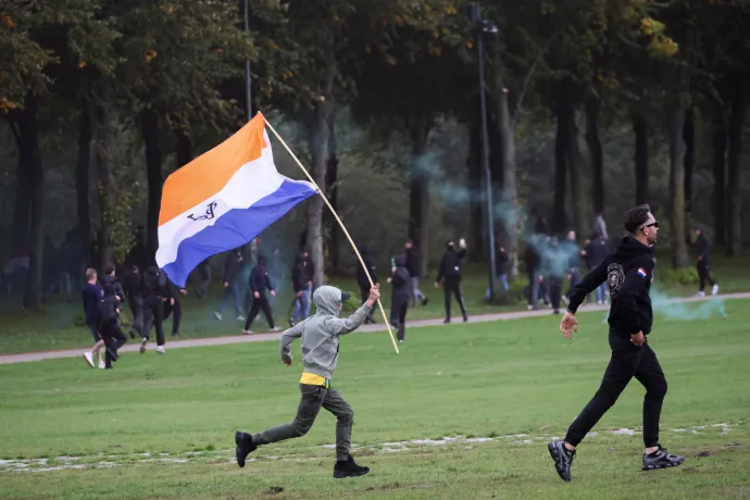 Egy gyerek a Holland Kelet-Indiai Társaság zászlajával a kezében fut a tüntetésen – Fotó: Nicolas Economou / Reuters