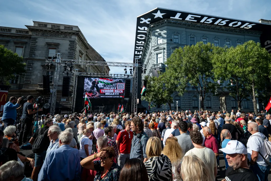 Bencsik András: Már tudjuk, hogy eljön a pillanat, amikor elkergetjük a zsarnokot – Schmidt Mária kirúgása miatt tüntnek a Terror Házánál